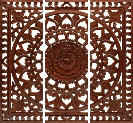Holzrelief in braun