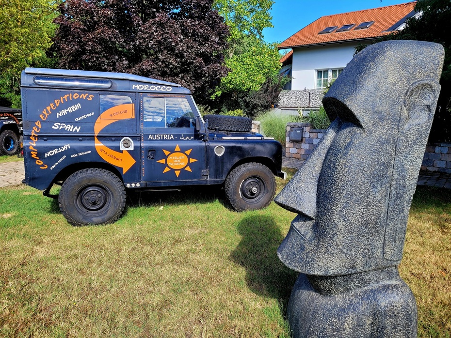 Moai aus Stein im Garten
