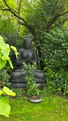 2m sitzender Buddha aus Lavaguss