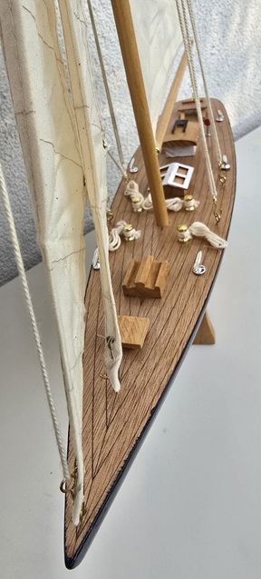 Modellsegelboot aus Holz