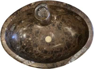 Braunes fossiles Waschbecken